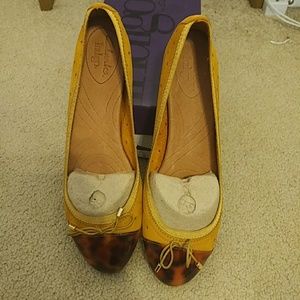 NIB Clarks mustard cap toe flats size 6